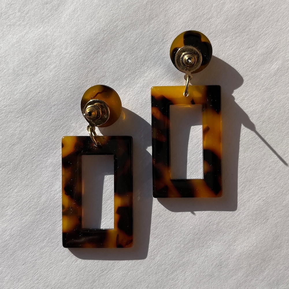 Rectangular Tortoise Pattern Earrings - image 3